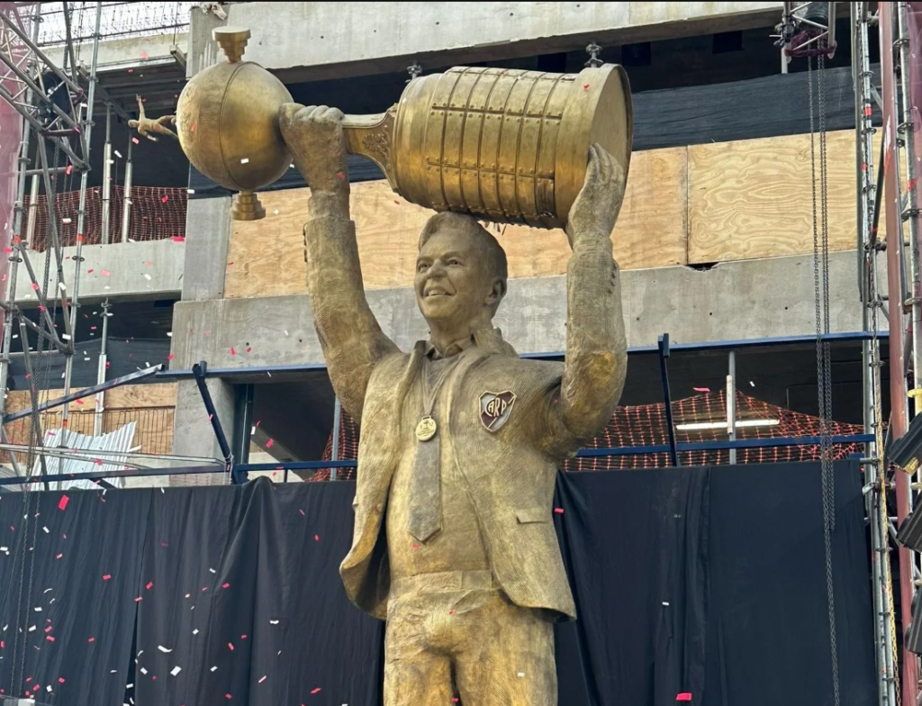 Gallardo River Estatua Bulto