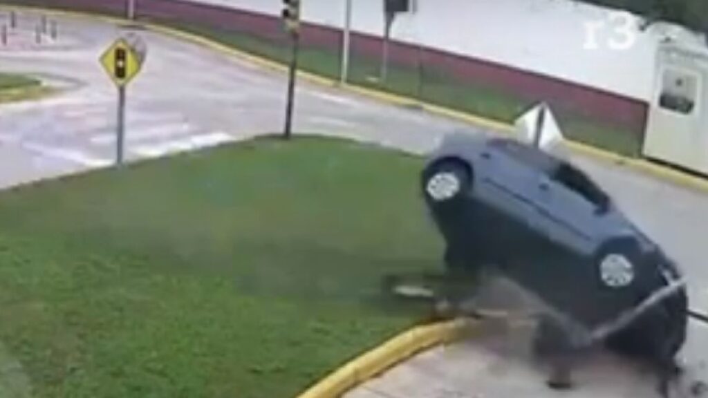 Auto Volcó Prueba Manejo