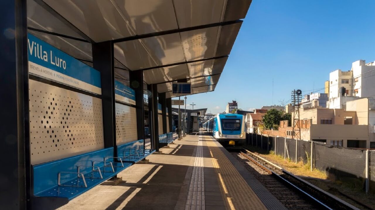 El tren Sarmiento comienza a funcionar tras levantarse la medida de fuerza