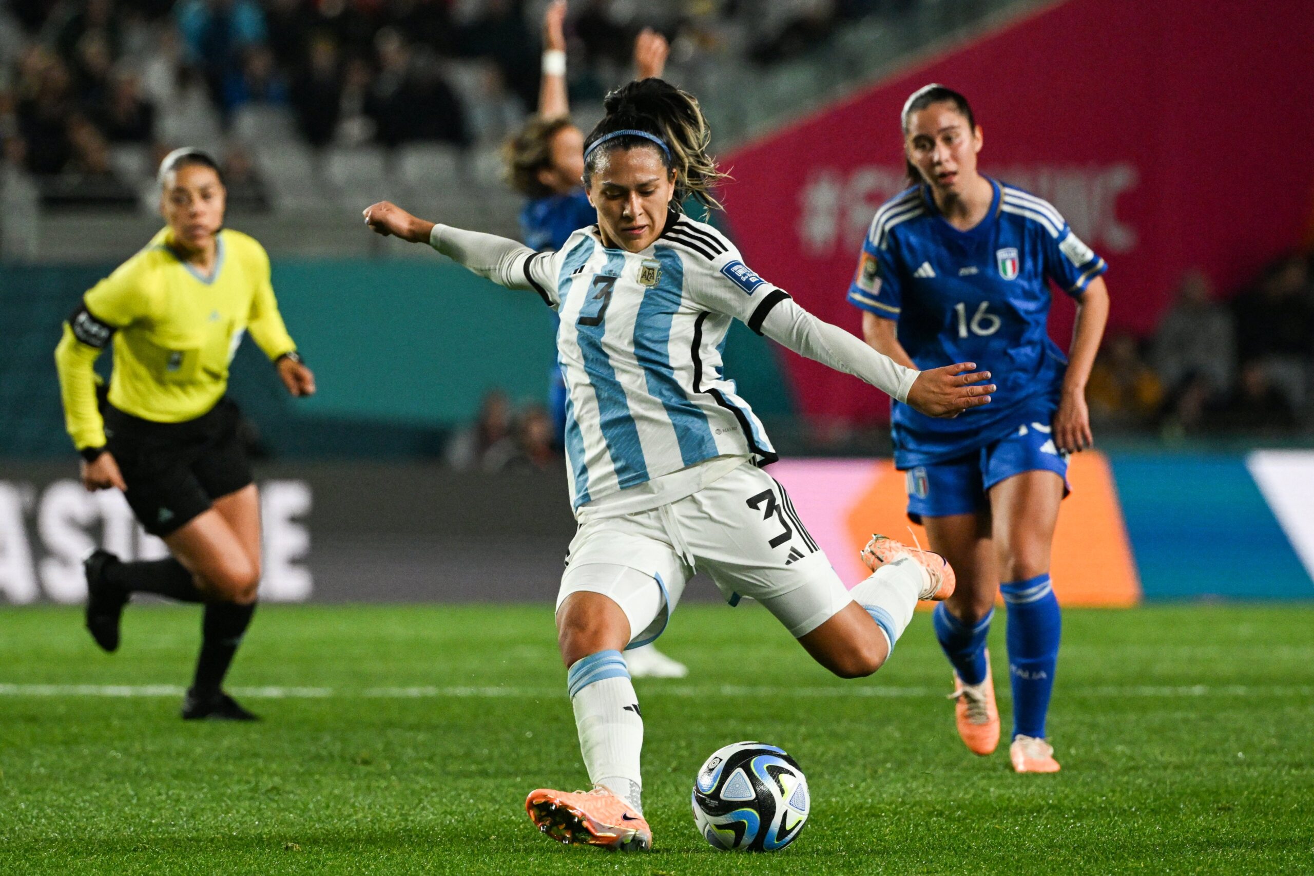 Argentina no pudo con Italia y cayó por 1 a 0 en su debut mundialista