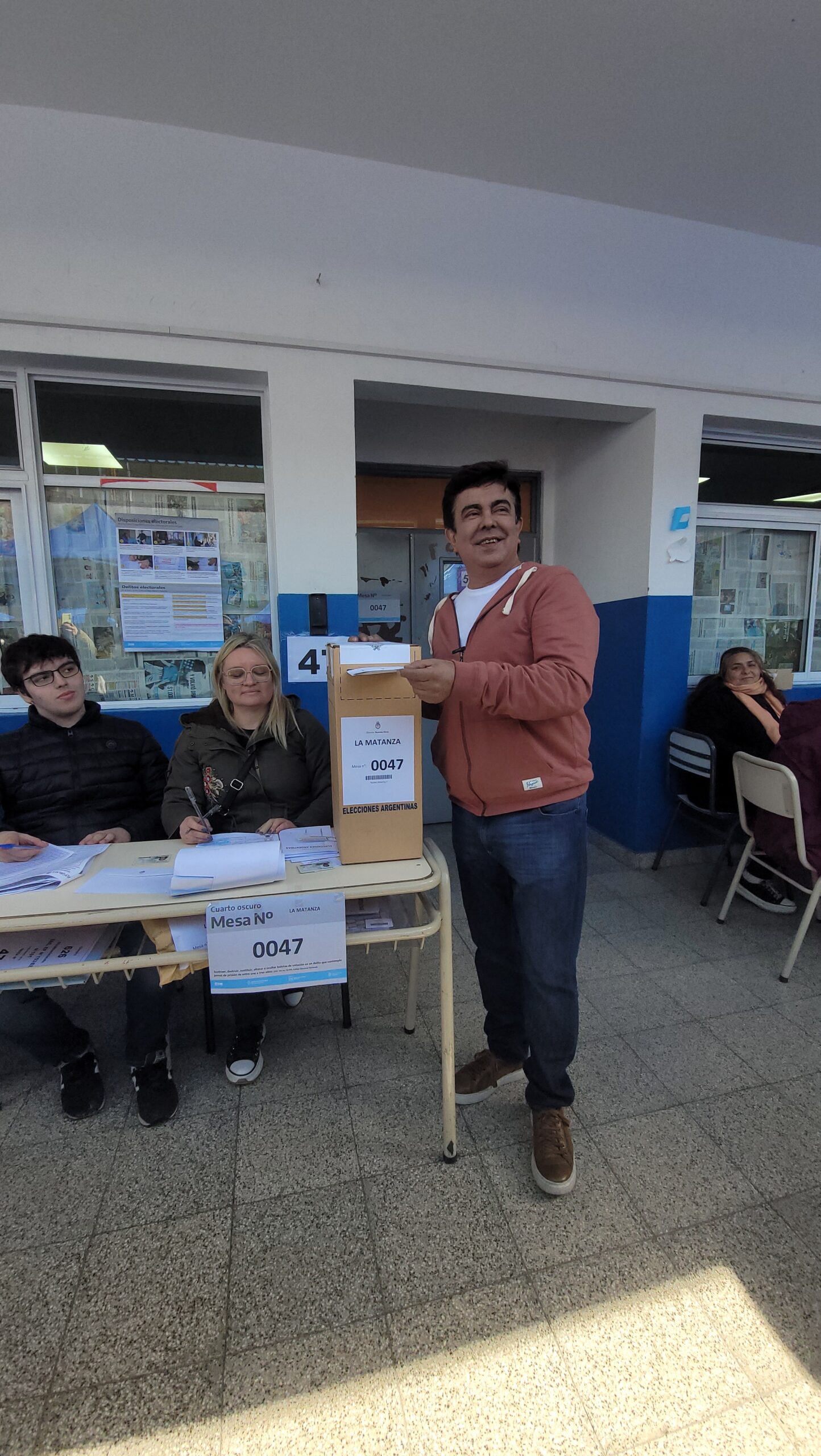 Ya votó Fernando Espinoza en La Matanza: “Mis sueños son una Argentina unida”
