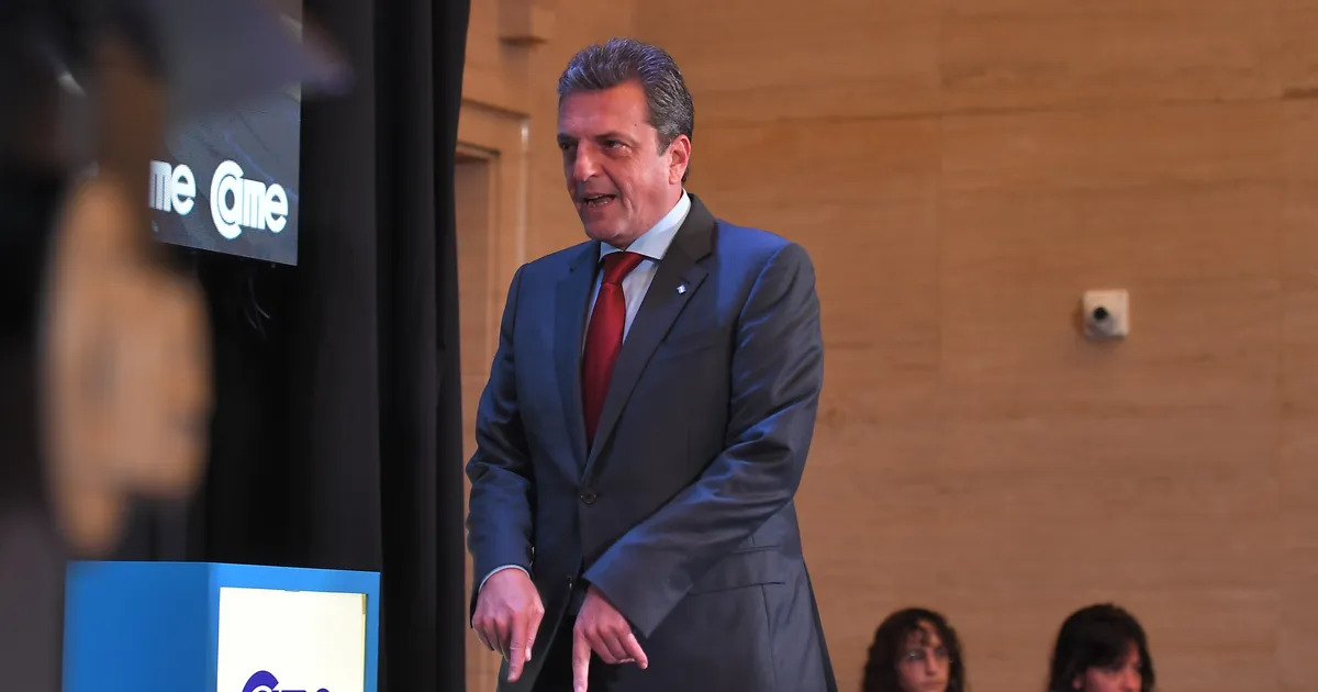 Massa criticó la dolarización y el bimonetarismo reivindicando la “protección del Estado”