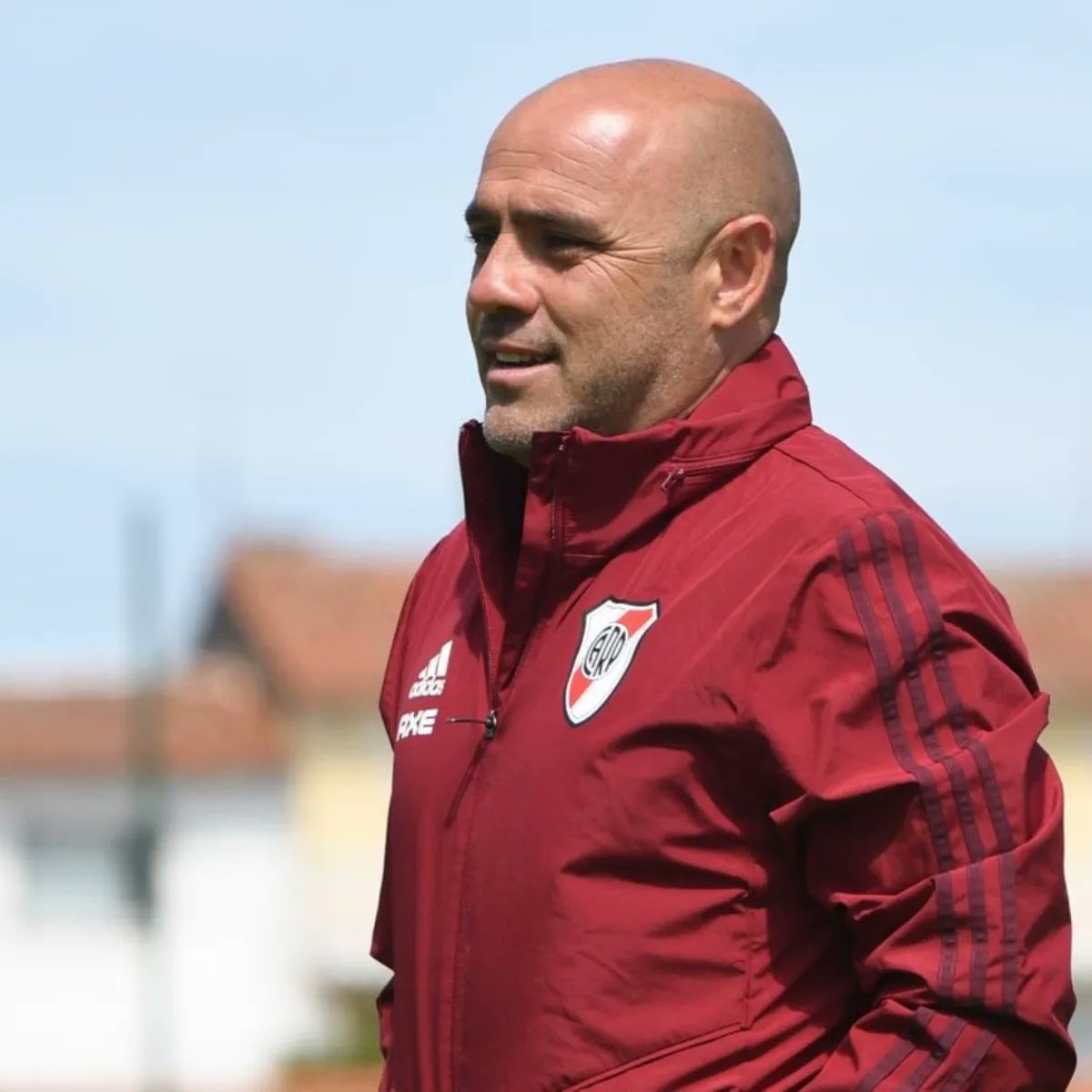 Almirante Brown tiene nuevo director técnico: Altas y Bajas del mercado de pases