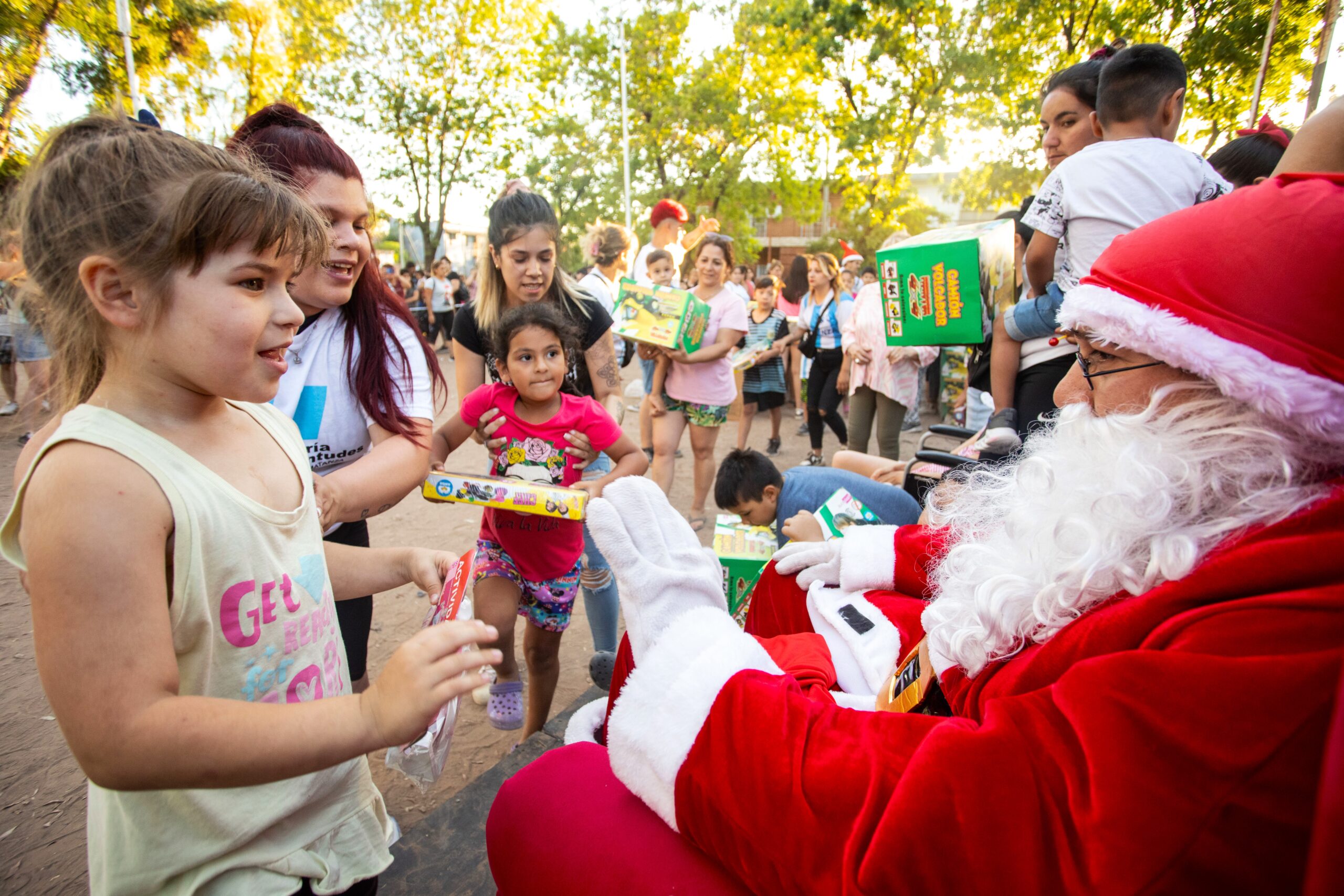 Papá Noel recorre La Matanza repartiendo regalos a los más chicos