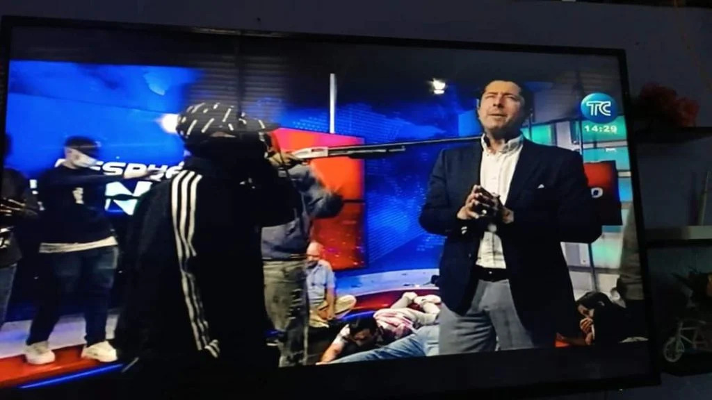 Terror en Ecuador: grupos narcotraficantes invadieron canales de televisión y declararon el Estado de sitio