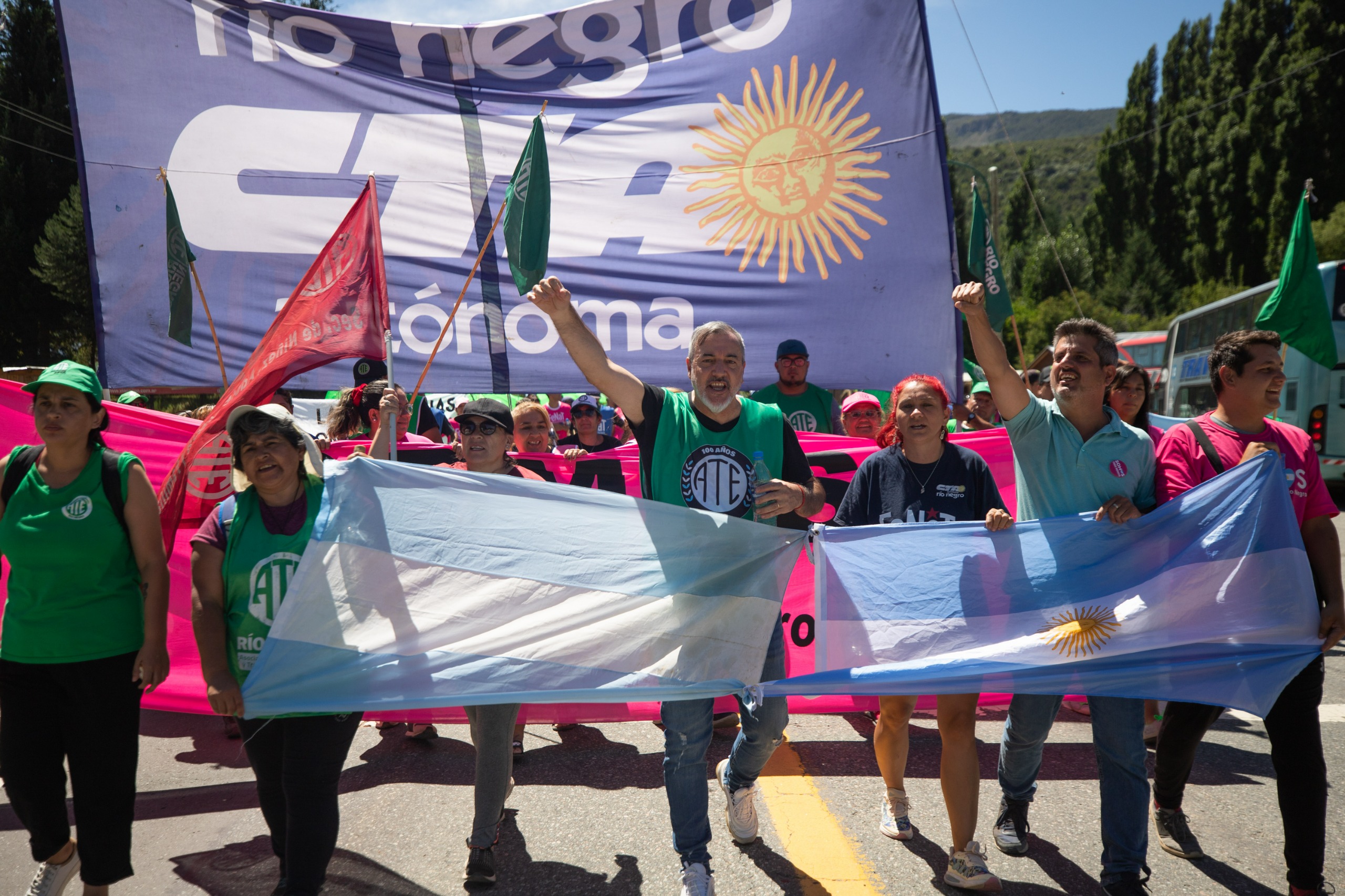 La marcha a Lago Escondido fue agredida a piedrazos por la patota de Lewis amparada por la Policía