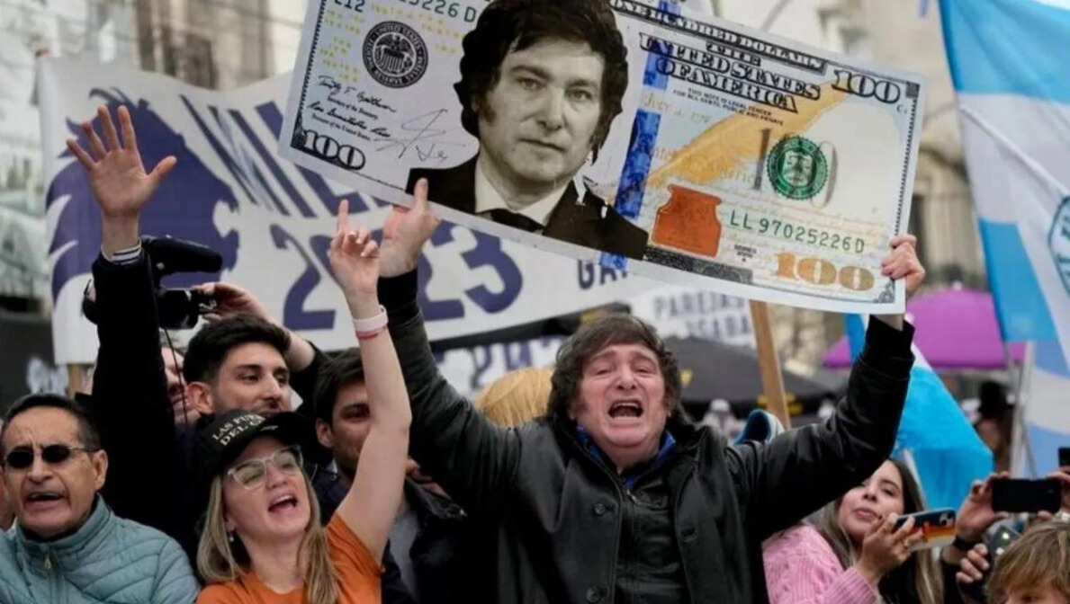 Milei apunta a eliminar el cepo cambiario a mitad de año: qué condiciones necesita según economistas