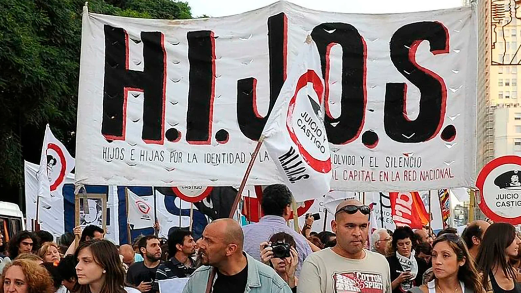 abusaron amenazaron muerte integrante hijos