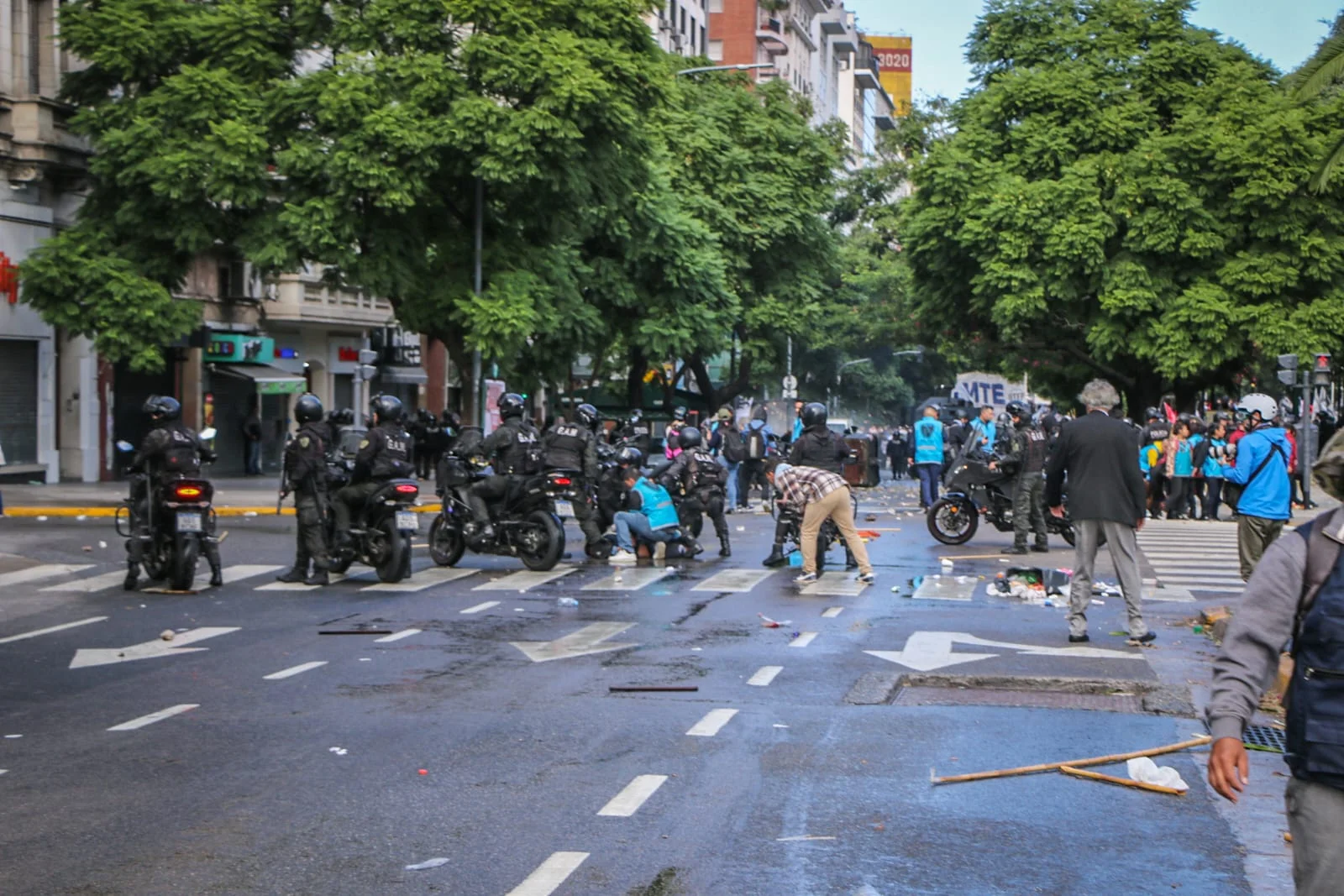 Feroz represión policial a la marcha de organizaciones sociales que demandaba alimentos para comedores