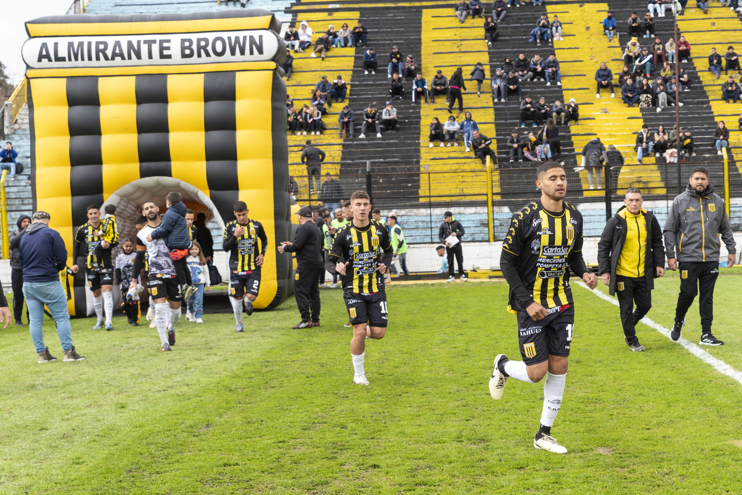 Almirante sacó un empate sin goles con 9 jugadores contra Temperley