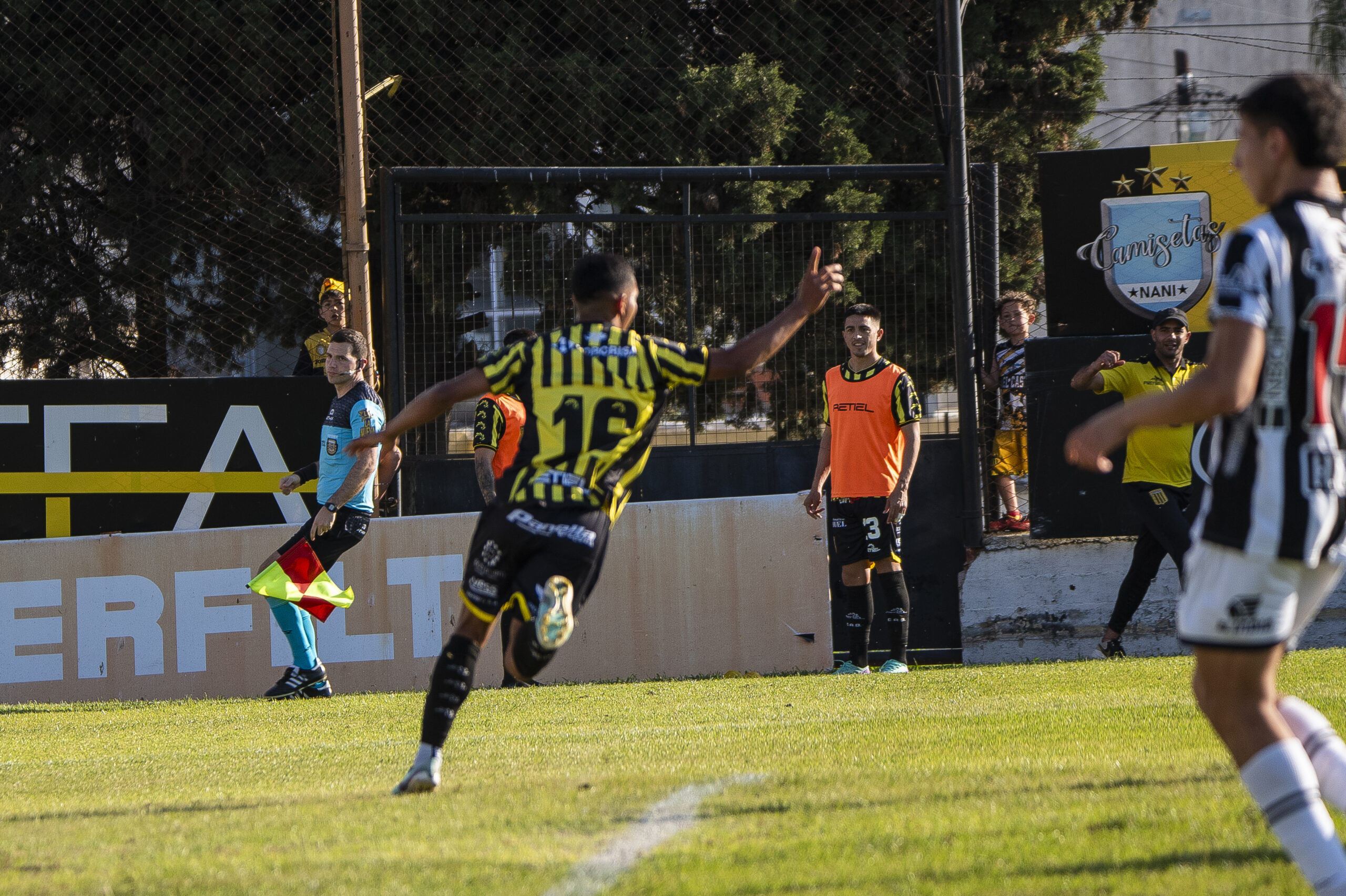 Almirante goleó y está más cerca de salvarse en la categoría