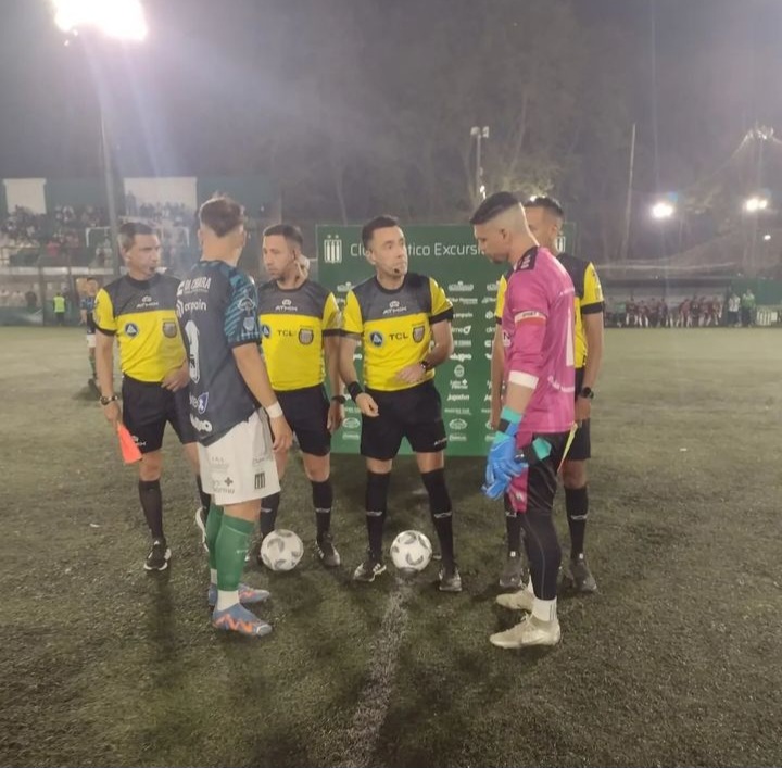 Excursionistas goleó 4-0 al Deportivo Laferrere que sigue sin ganar.