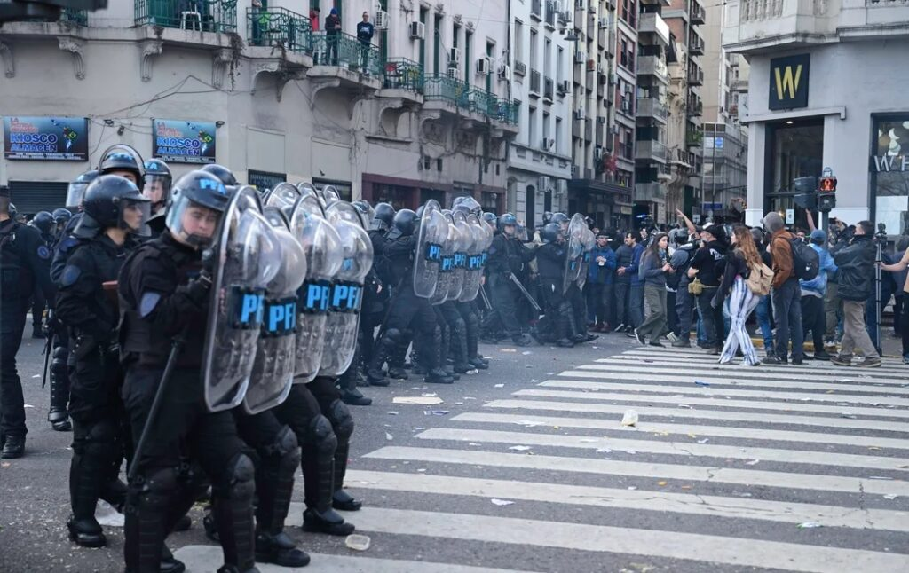 Represión en la Marcha contra el Veto: Más de 50 Heridos y Detenciones