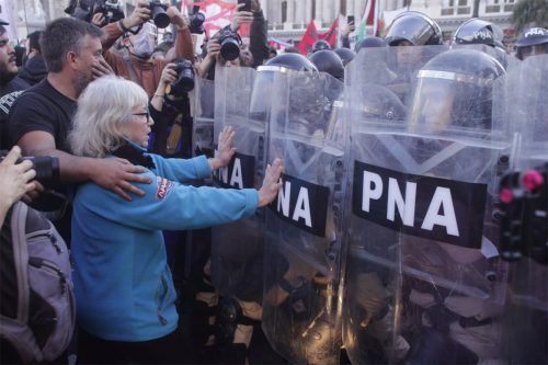 Masiva Marcha de Apoyo a Jubilados Frente al Congreso