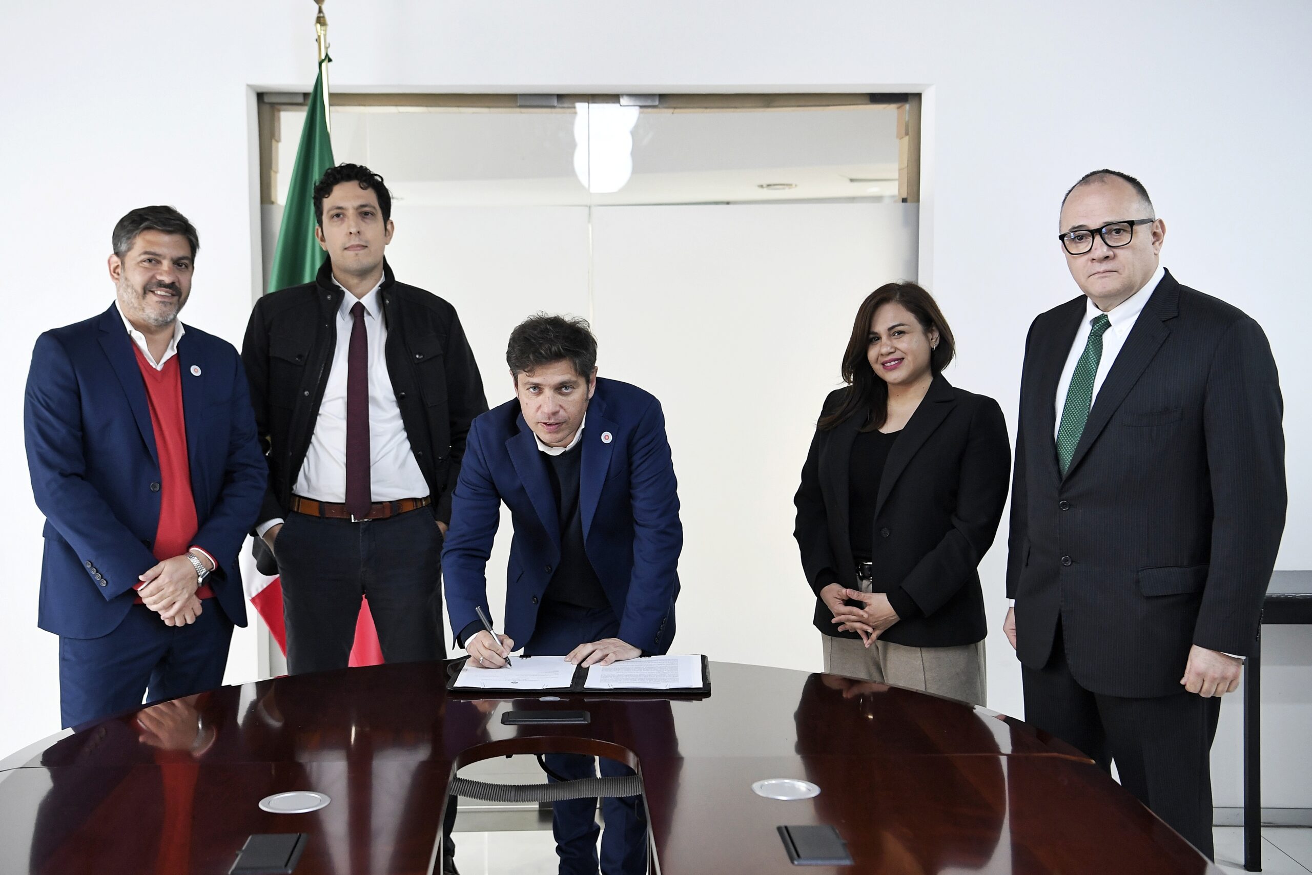 Kicillof firmó un convenio para promover la cooperación en el desarrollo del litio