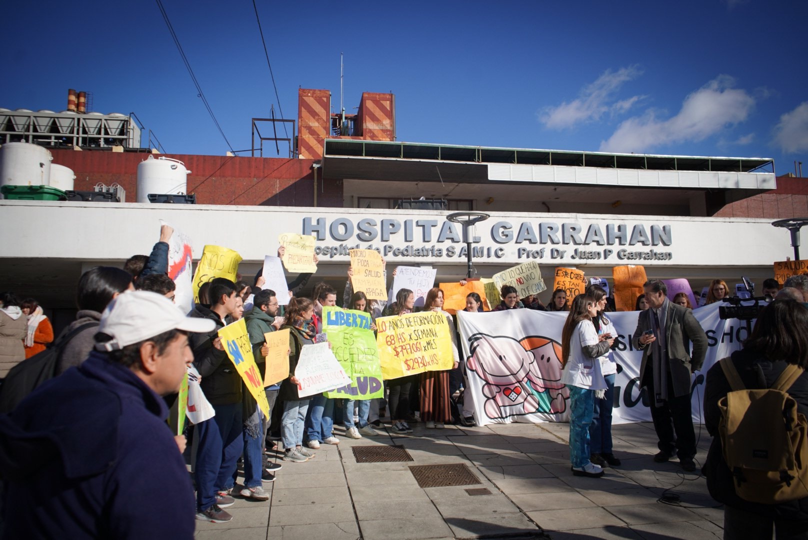 Más de 100 despidos en el Posadas y conflicto abierto en el Garrahan