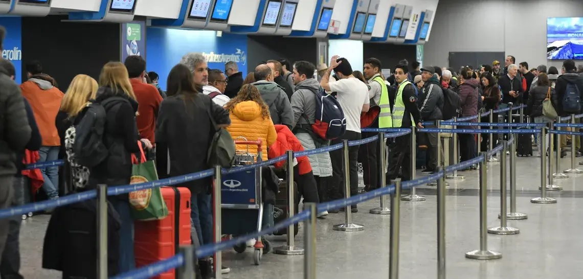 En junio se profundizó el déficit turístico: más salidas que llegadas y un fuerte desequilibrio en el gasto