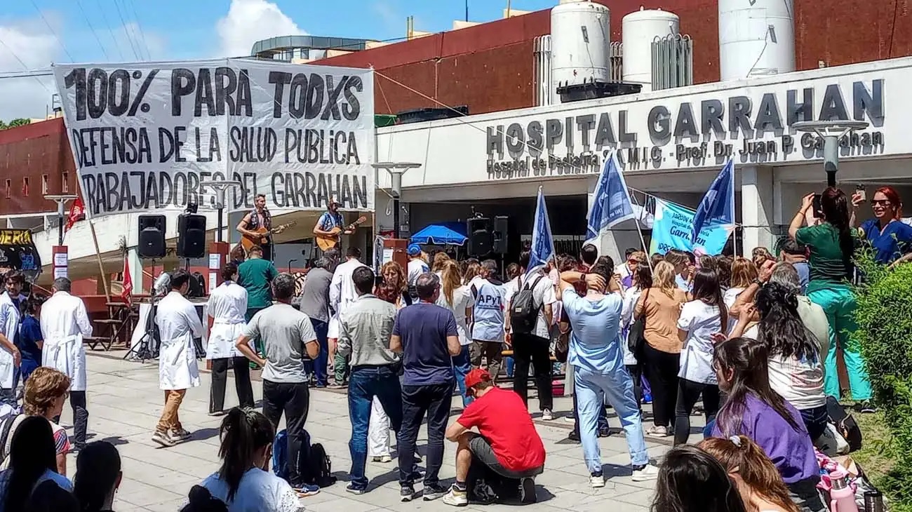 Trabajadores del Garrahan realizan un paro y abrazo simbólico en defensa del hospital