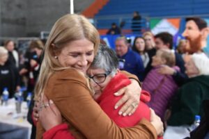 Verónica Magario compartió un almuerzo con jubilados en La Matanza y volvió a pedir “frenar a Milei”