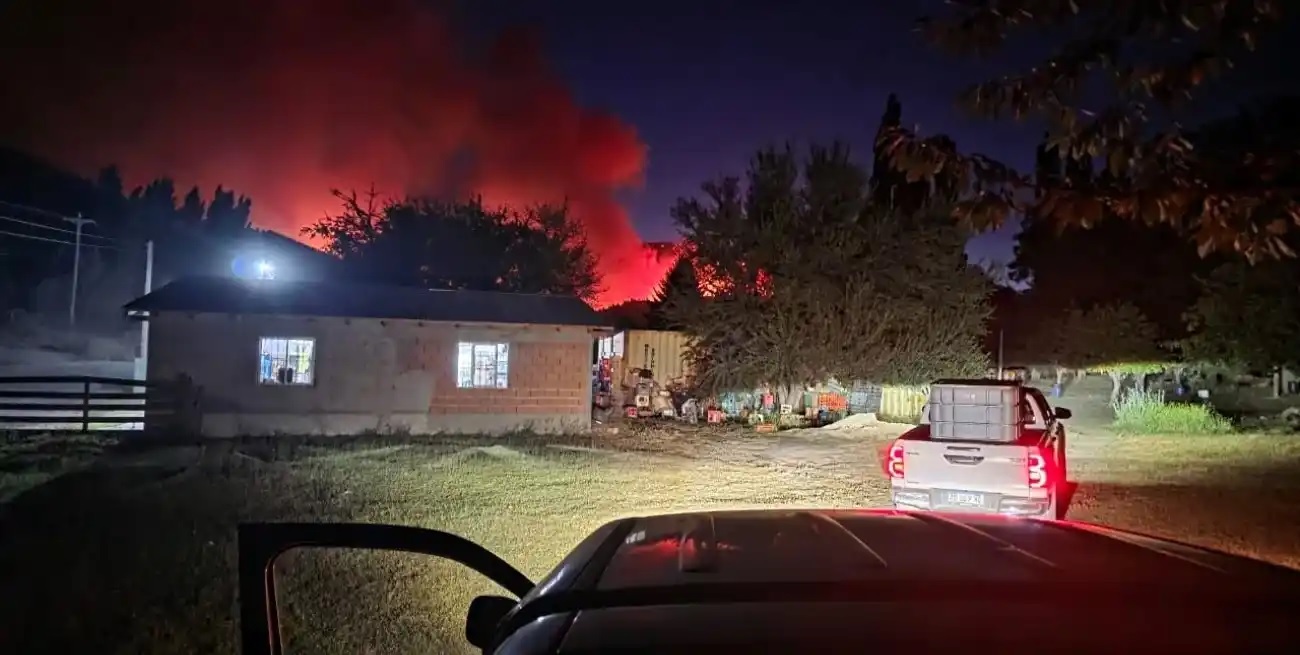 Incendios en Chubut: 24 casas quemadas, evacuados y reclamos por recortes en el manejo del fuego