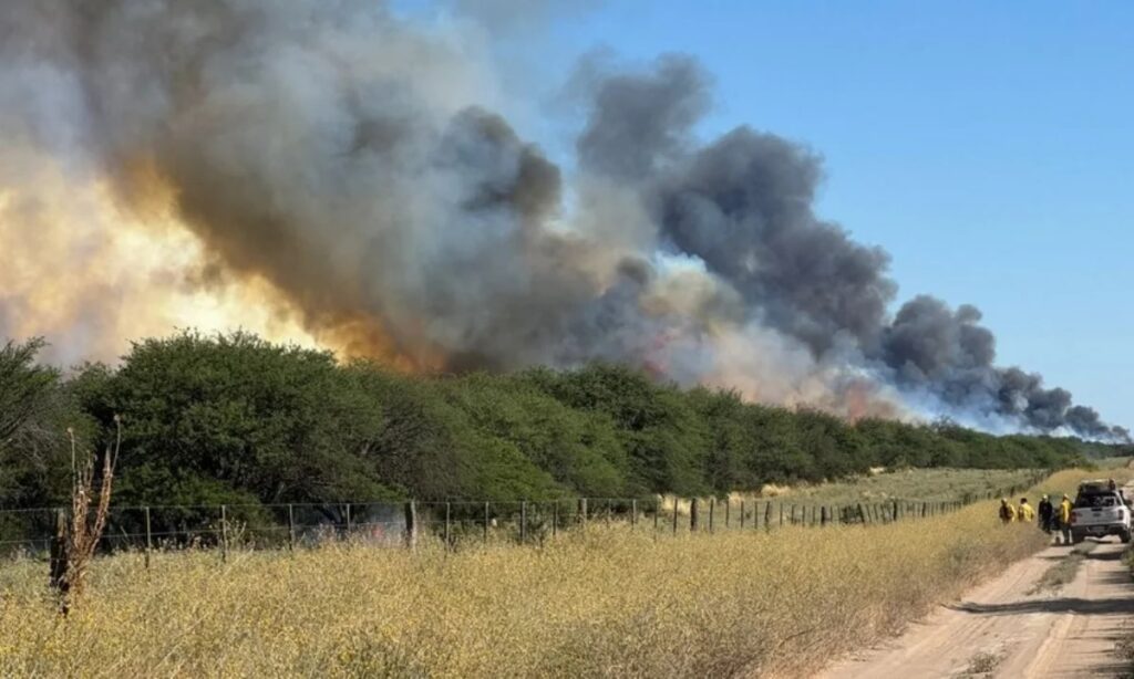 Incendios en La Pampa: Defensa Civil contuvo 21 focos en una jornada marcada por tormentas eléctricas