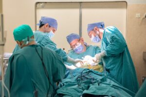 En una cirugía de 10 horas, equipos del Garrahan extirpan un tumor a un adolescente