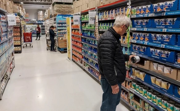 ¿Qué muestran los últimos datos del INDEC sobre el consumo en octubre? Caen las ventas en shoppings, pero hay señales mixtas en supermercados y mayoristas