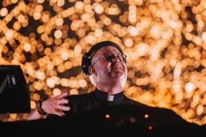 El DJ portugués Padre Guilherme ya está en Argentina para su presentación en el homenaje al Papa Francisco