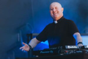 El DJ portugués Padre Guilherme ya está en Argentina para su presentación en el homenaje al Papa Francisco