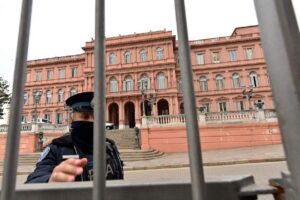 El Gobierno prohíbe el ingreso de periodistas acreditados a la Casa Rosada y profundiza el conflicto con los medios