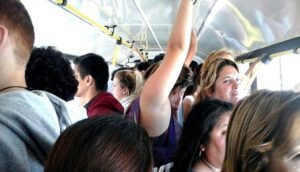 Colectivos llenos: El Ministerio de Economía promete transferir fondos para saldar deudas y normalizar el servicio