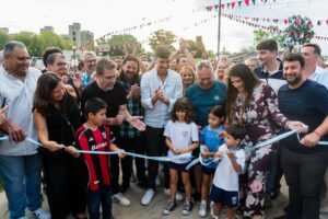 Lucas Ghi inauguró la nueva plaza Viejo Urbano en el centro de Morón