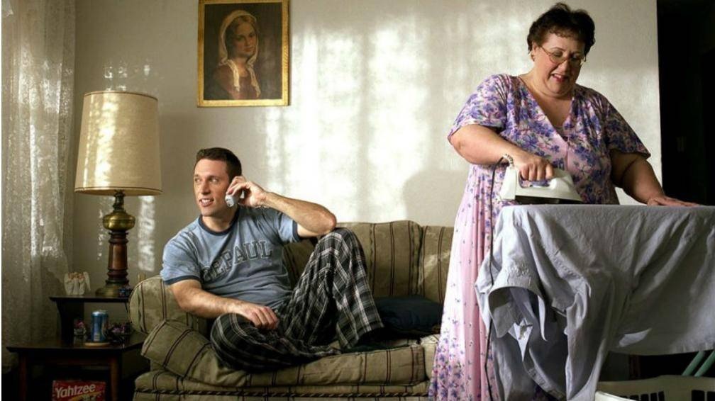 El fenómeno de vivir con los padres más tiempo: causas económicas, cambios culturales y nuevas formas de convivencia