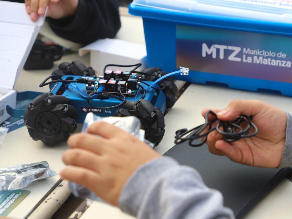 La Matanza entregó más de 200 kits de robótica y electrónica en escuelas secundarias