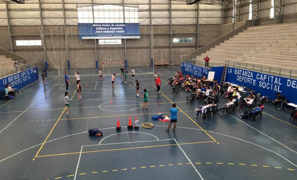 Handball gratuito para chicas y chicos de 6 a 14 años en el Polideportivo Balestrini