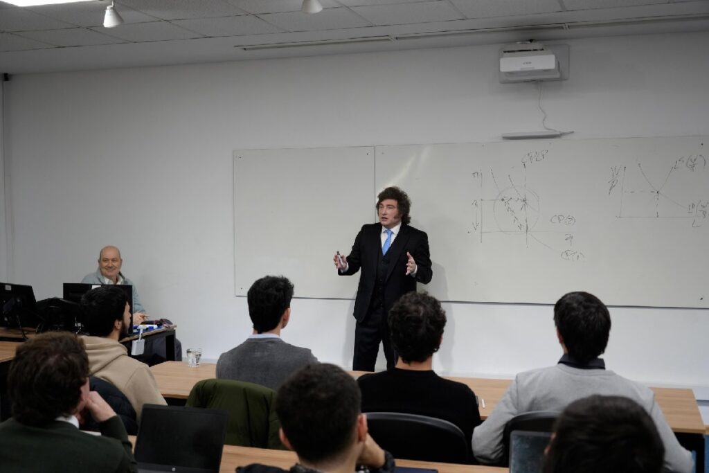 Javier Milei dio una charla de economía en una universidad privada en medio del conflicto con la UBA