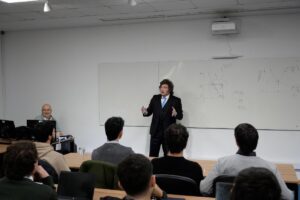 Javier Milei dio una charla de economía en una universidad privada en medio del conflicto con la UBA