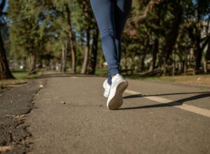 Por qué caminar todos los días mejora la mente: beneficios para la salud mental y emocional
