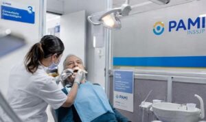 Médicos y odontólogos que atienden afiliados de PAMI realizan un paro hasta el jueves por reclamo salarial
