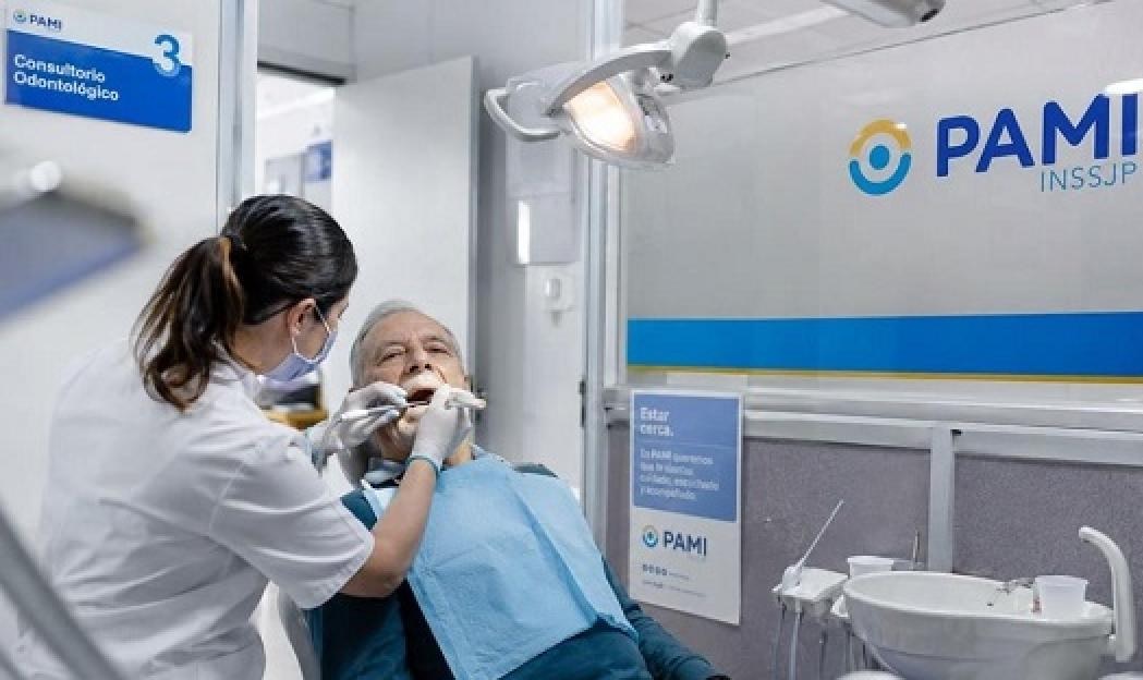 Médicos y odontólogos que atienden afiliados de PAMI realizan un paro hasta el jueves por reclamo salarial