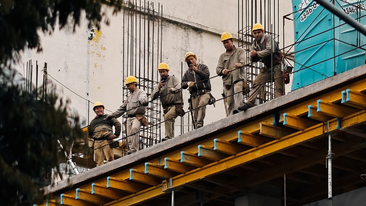 Reforma laboral: el Gobierno reglamentó cambios en convenios colectivos, sindicatos, recibos de sueldo e indemnizaciones