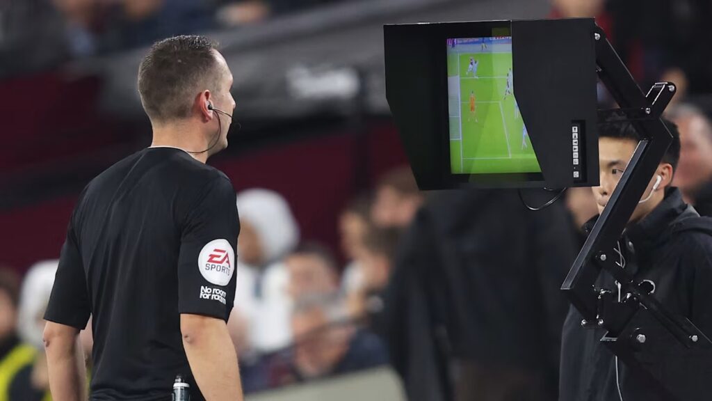 Qué es el VAR y cuánto dura un partido de fútbol: las reglas que todo hincha debe conocer
