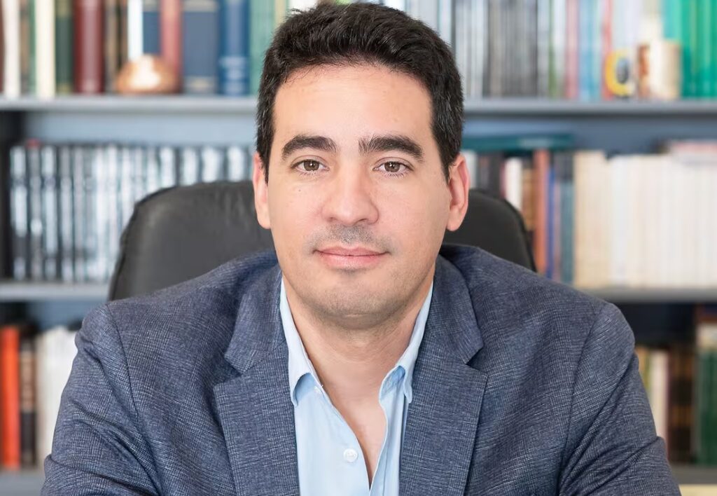 Quién es Adrián Ravier, el nuevo vocero presidencial