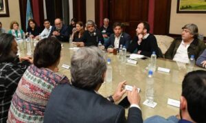 La Provincia acordó con los gremios docentes y de la Ley 10430 un aumento salarial del 7% escalonado en julio y agosto