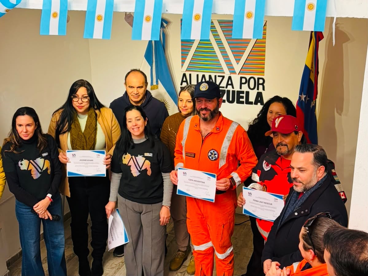Venezolanos en Buenos Aires homenajearon a rescatistas argentinos tras su misión humanitaria en La Guaira