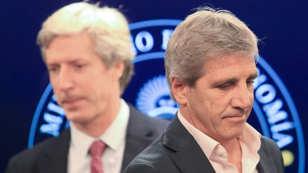 Por qué denuncian a Luis Caputo y Santiago Bausili por el destino de casi $4 billones tras una licitación de deuda