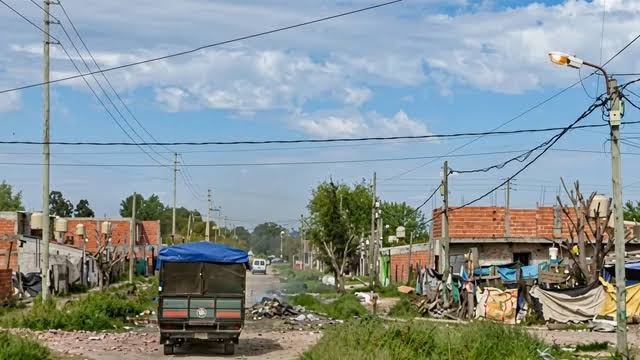 Atroz femicidio en La Matanza: degolló a su ex mientras dormía y su hija lo entregó