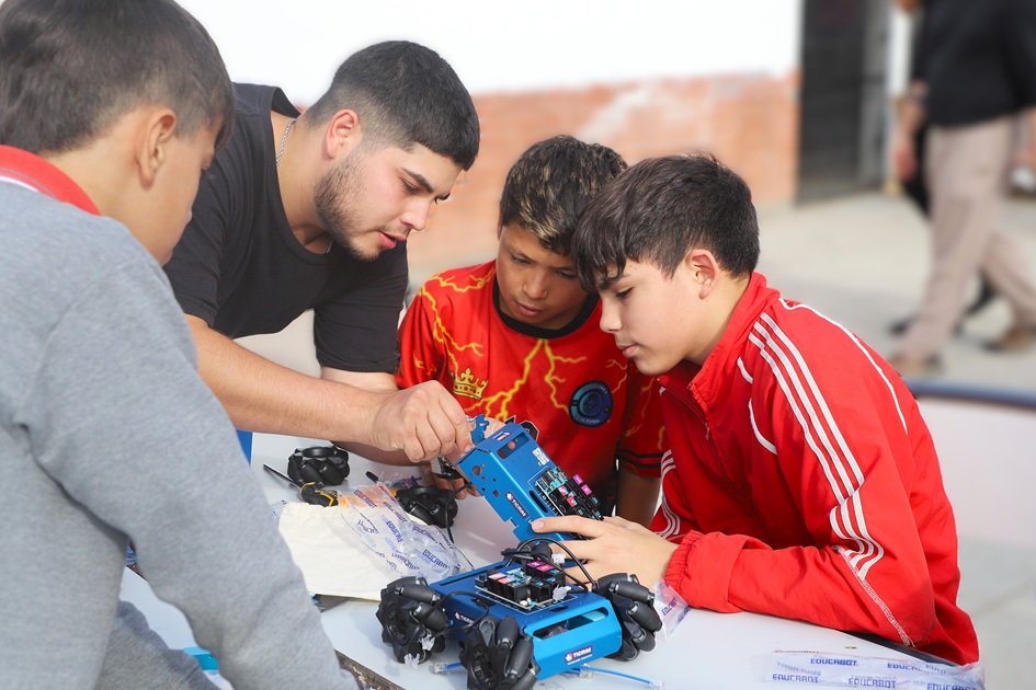 Jóvenes estudiantes de La Matanza en las finales del Triatlón de Robótica de los Juegos Bonaerenses
