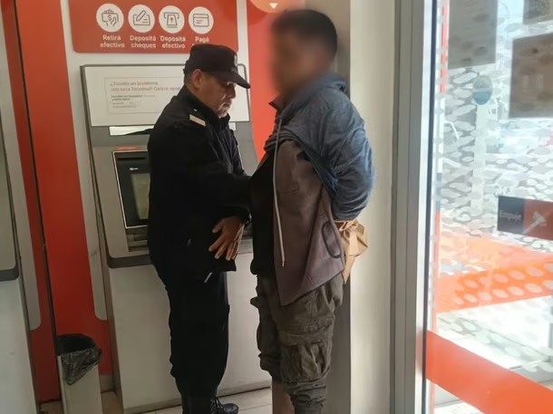 Un delincuente entró armado a un banco de Lomas del Mirador, disparó y fue reducido por los clientes
