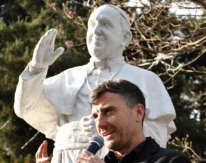 Se inauguró una escultura en homenaje al papa Francisco frente a la Catedral de Morón